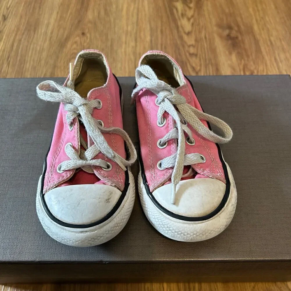 Converse Chuck Taylor all Star low top lace up pink shoes sneakers sz 8 kids